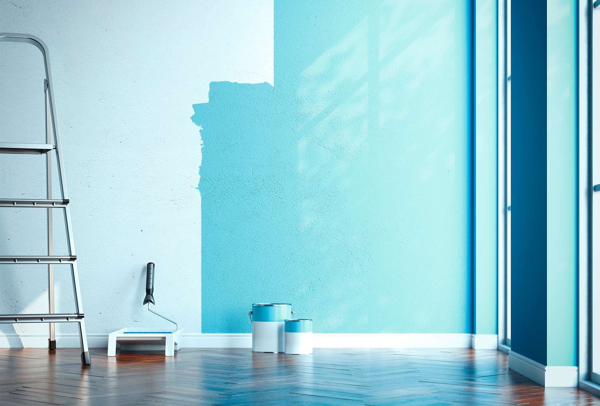 Se está pintando una habitación de azul y blanco con una escalera.