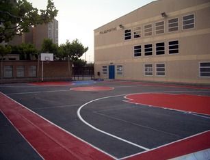 Una cancha de baloncesto frente a un gran edificio
