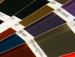 Un montón de papeles de diferentes colores con uno que dice rvviolett