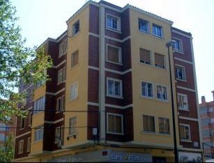 Un edificio amarillo y marrón con un cartel que dice 'Sierra Blanca'.