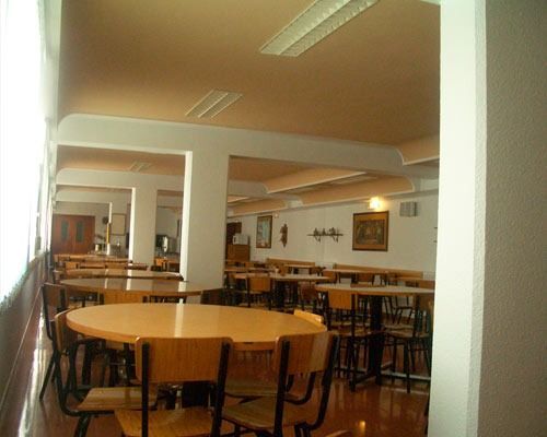 Una gran sala con mesas y sillas.