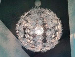 Una lámpara con forma de diente de león colgando del techo.