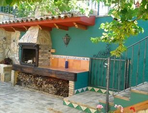 Un patio con chimenea y escaleras que conducen a él.