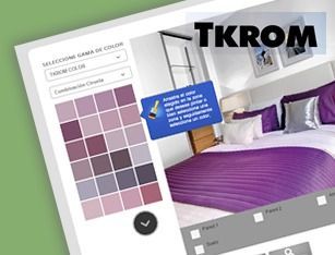 Un sitio web de tkrom muestra un dormitorio con sábanas y almohadas moradas.