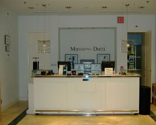 Un mostrador en una tienda con un cartel que dice Massimo Dutti.