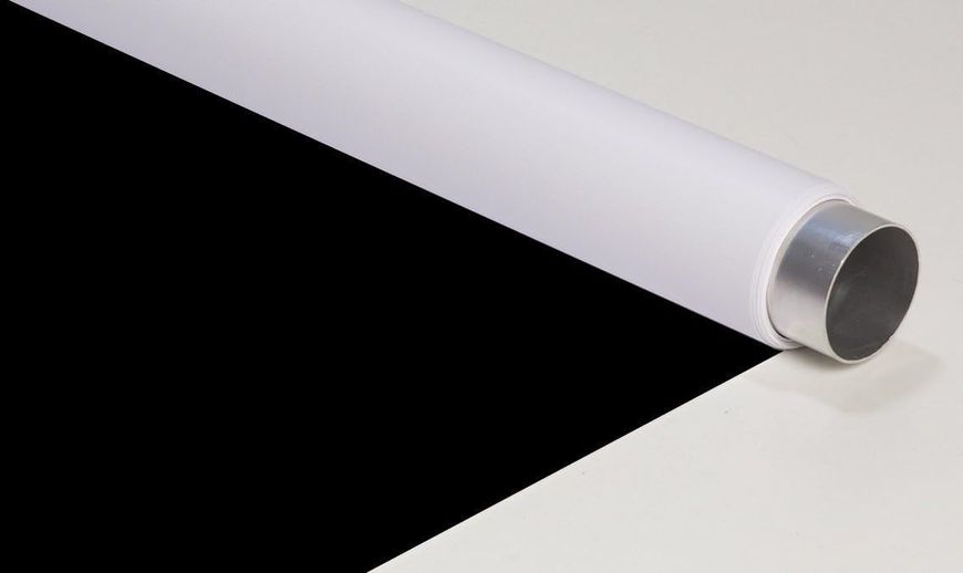 Tubo blanco con extremos plateados enrollado sobre una superficie negra, sobre una superficie blanca.
