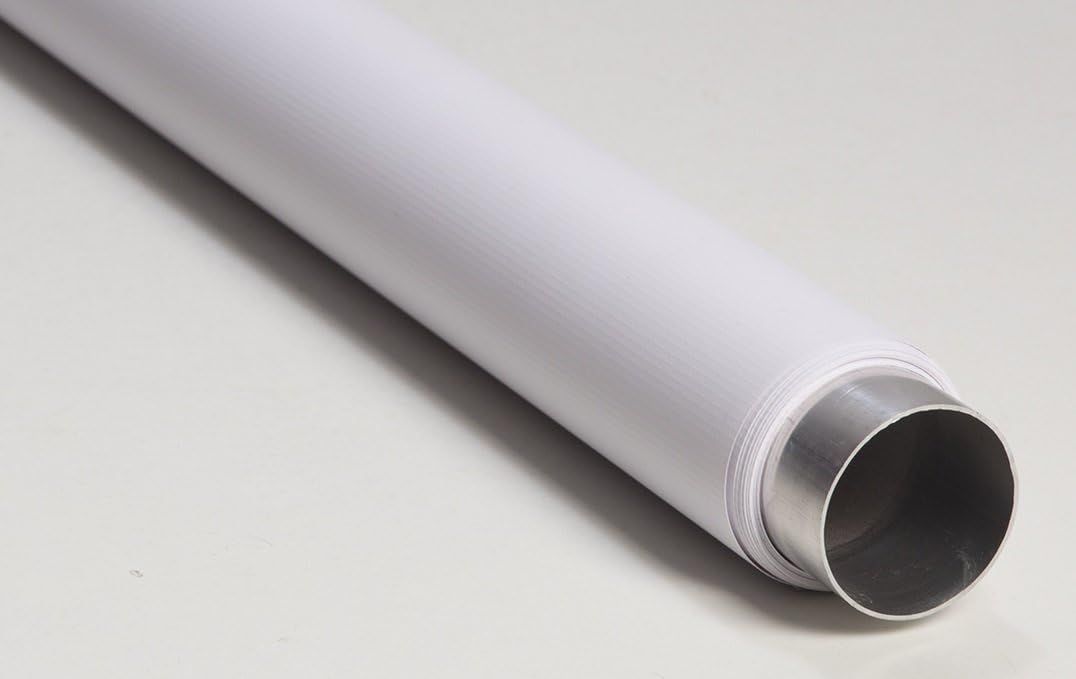 Tubo blanco recubierto de una funda de tela con una abertura de metal plateado.