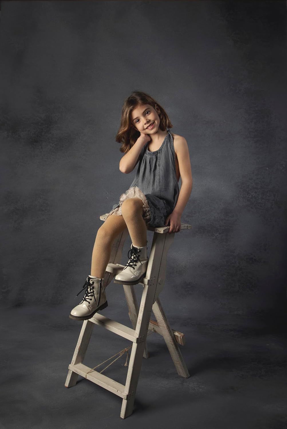 Cochera con paneles solares encima de una camioneta SUV blanca en un estacionamiento.