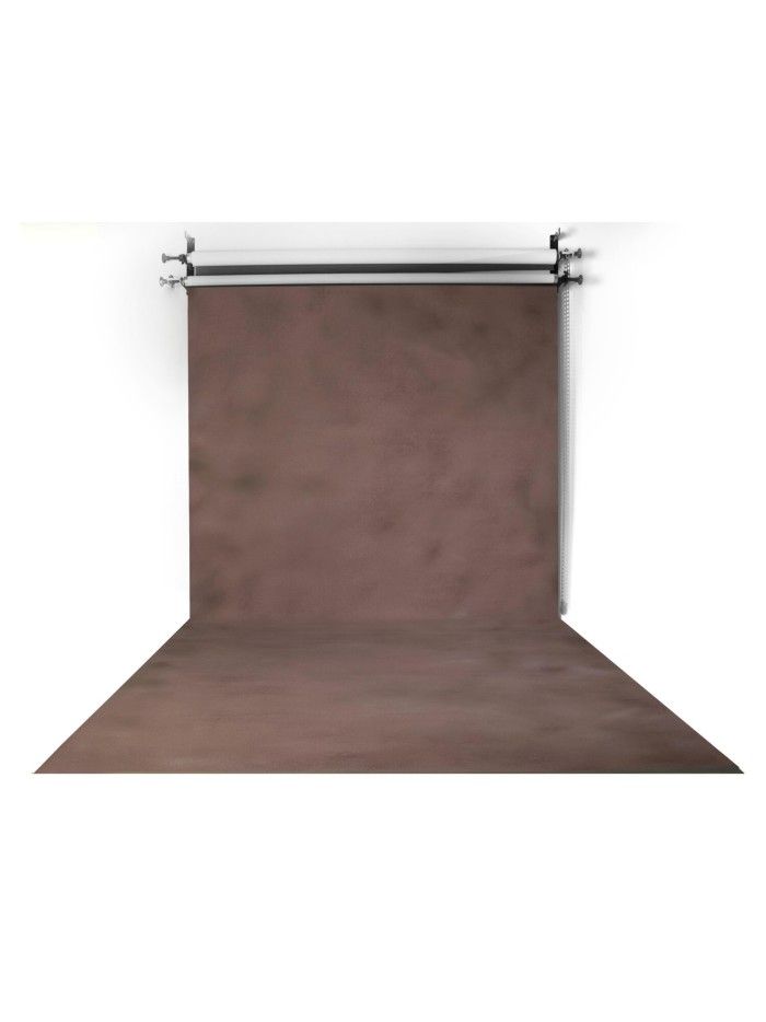 Fondo de estudio de color marrón, enrollado sobre un soporte, sobre una pared y un suelo de color blanco.