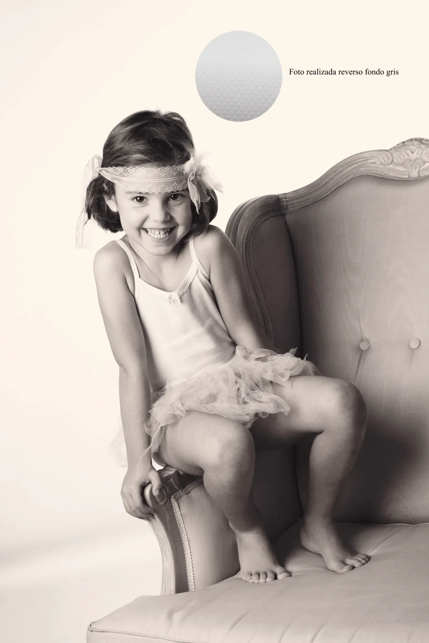 Chica con traje de ballet, sentada en una silla ornamentada, sonriendo. Una pelota de golf flota sobre su cabeza.