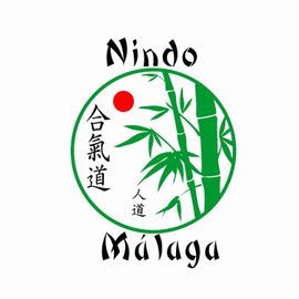 Un logotipo para una escuela de artes marciales en Málaga con bambú, un sol rojo y escritura china.