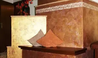 Dekorative Anordnung mit kegelförmigen Stoffskulpturen in Beige und Terrakotta auf einem Holztisch