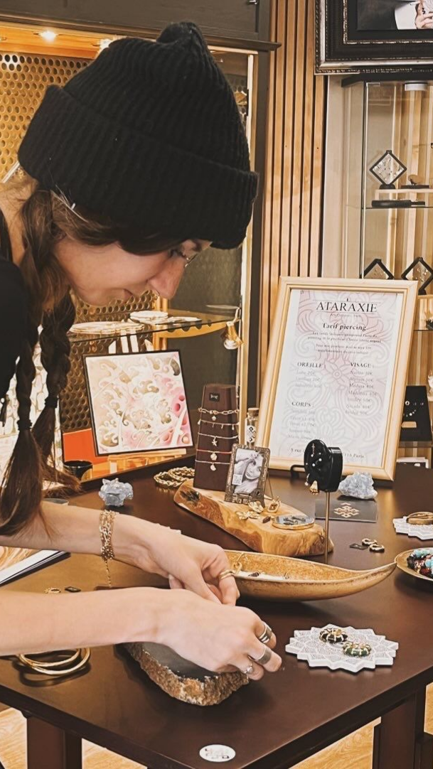 Une femme exposant des bijoux sur une table