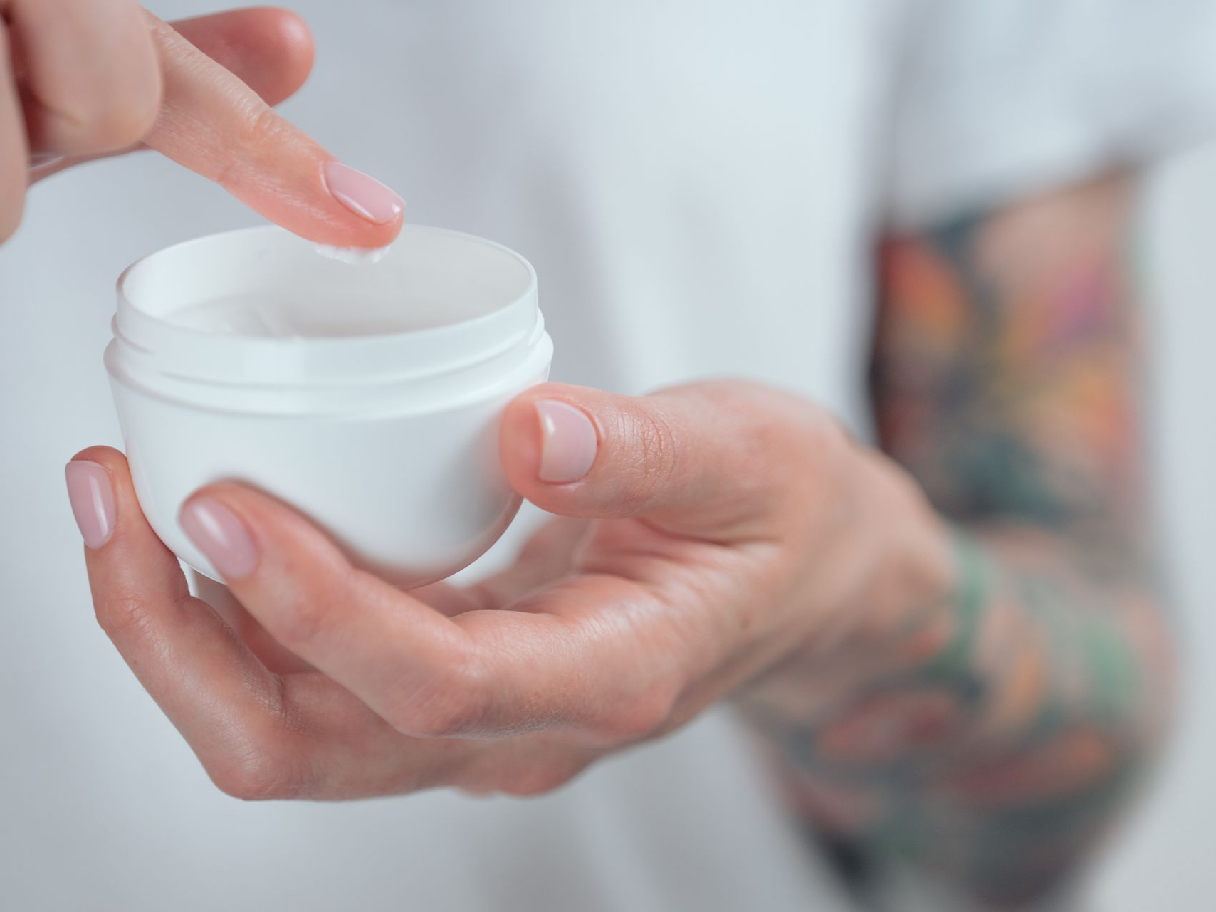 Utilisation de la crème de soin pour tatouage