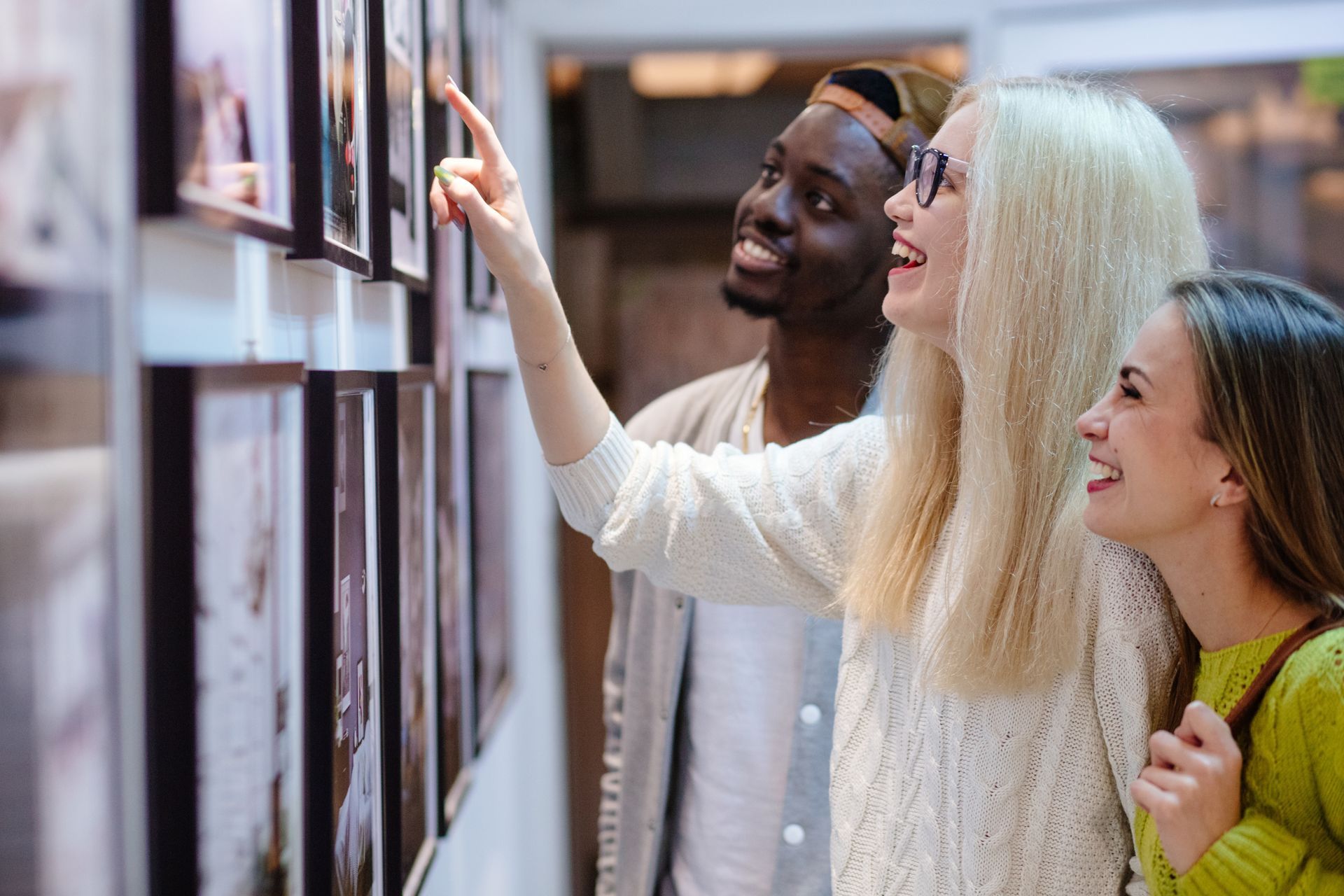 Un groupe d'amis regardant un tableau