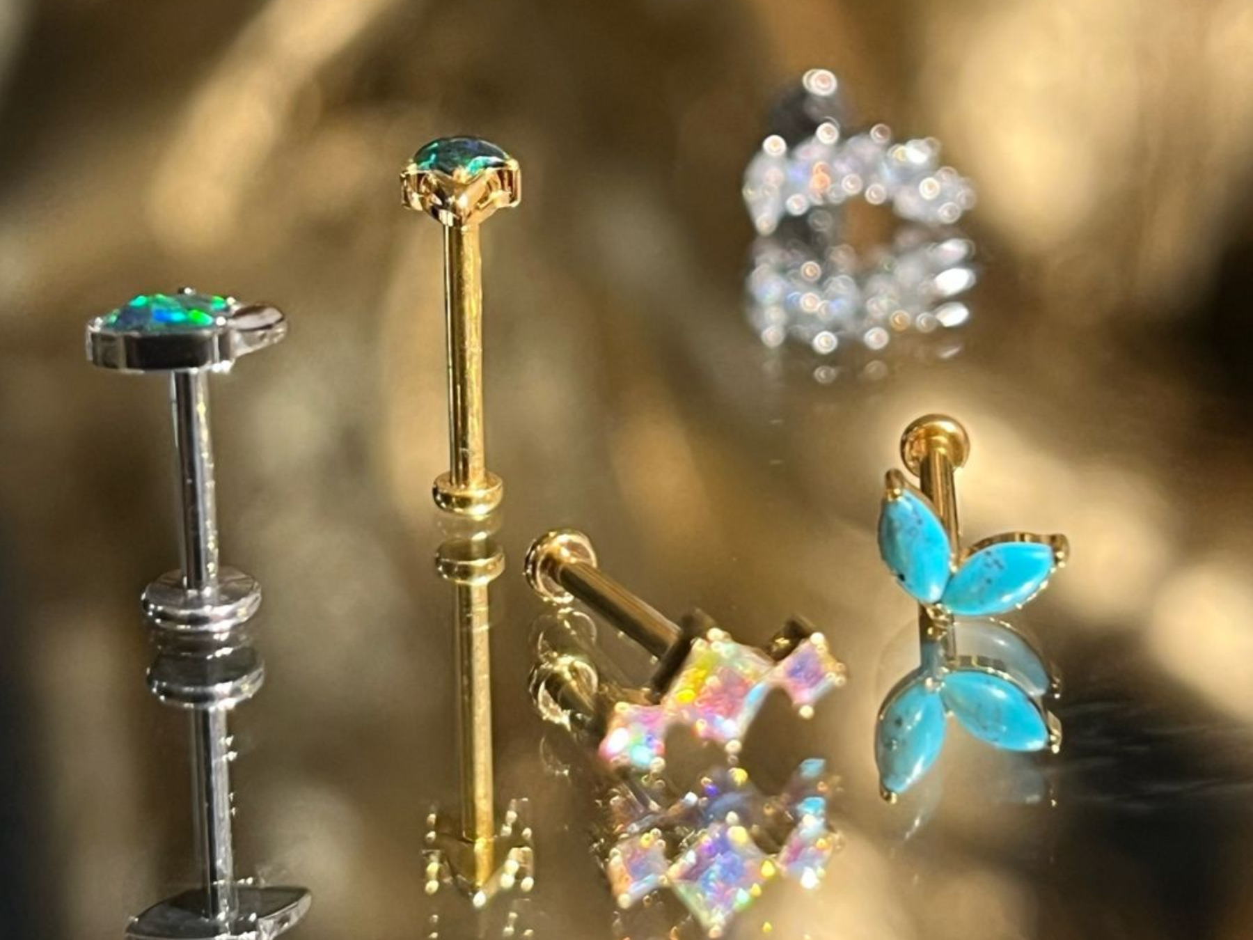 Des bijoux pour les piercings exposés sur une vitrine en verre