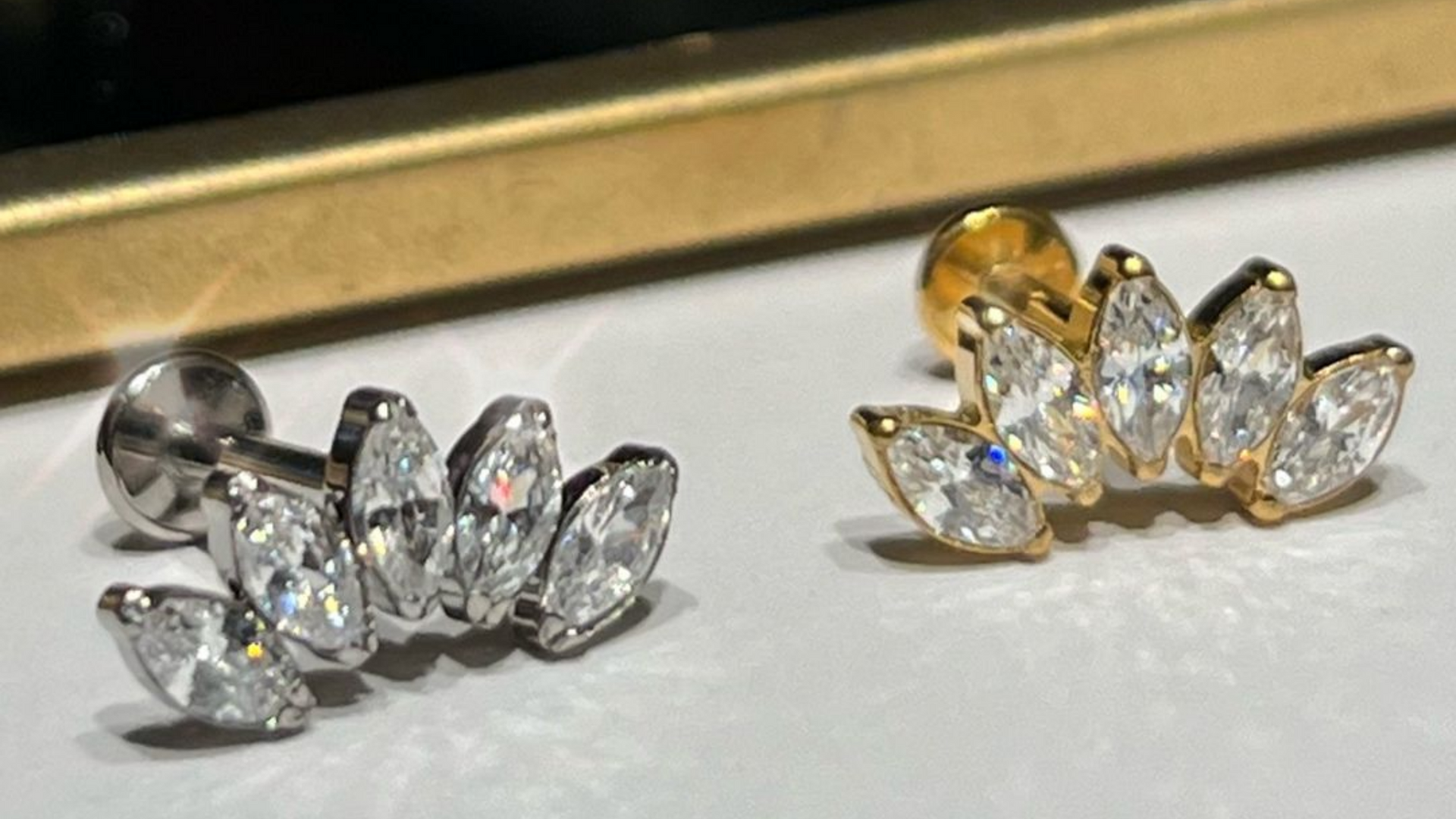 Un bijou en argent et un en or 