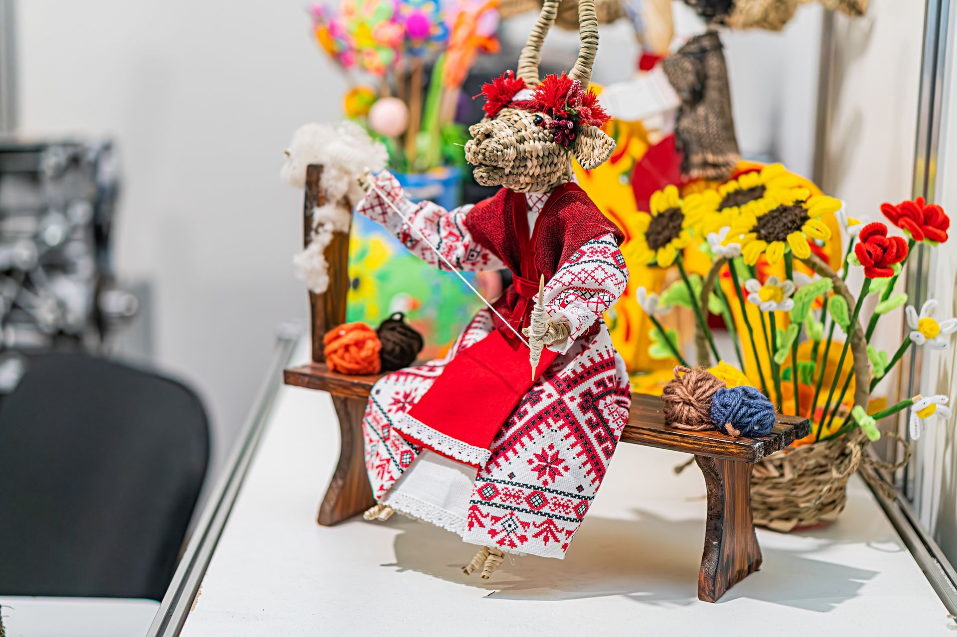 Une statuette en osier sur une étagère