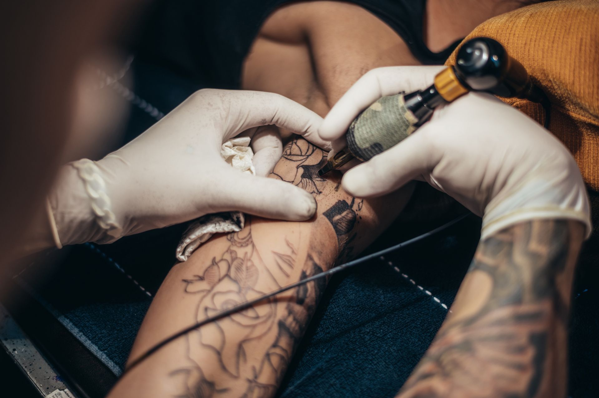 Remplissage en noir d'un tatouage 