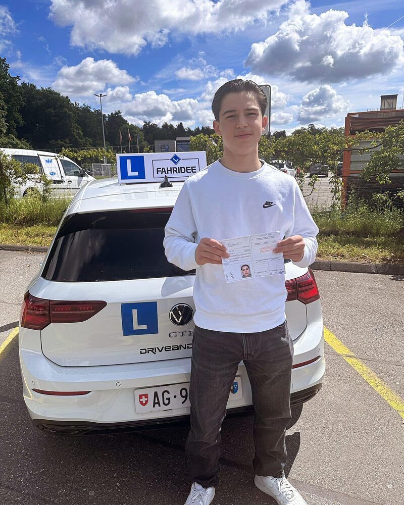 Fahrschüler von fahridee.ch Lucia Zanda vor Auto