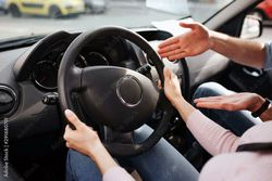 Kundin von fahridee.ch Lucia Zanda mit Fahrlehrer im Auto