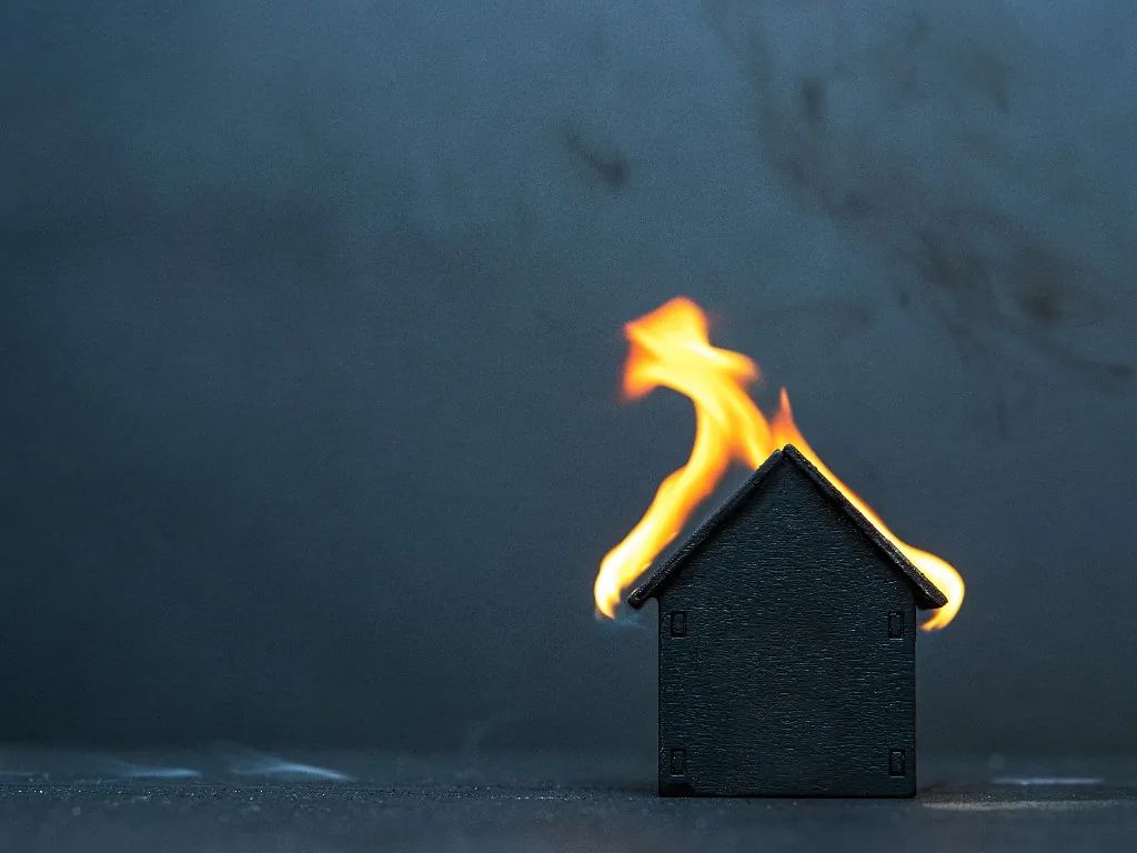 Casa miniatura en llamas