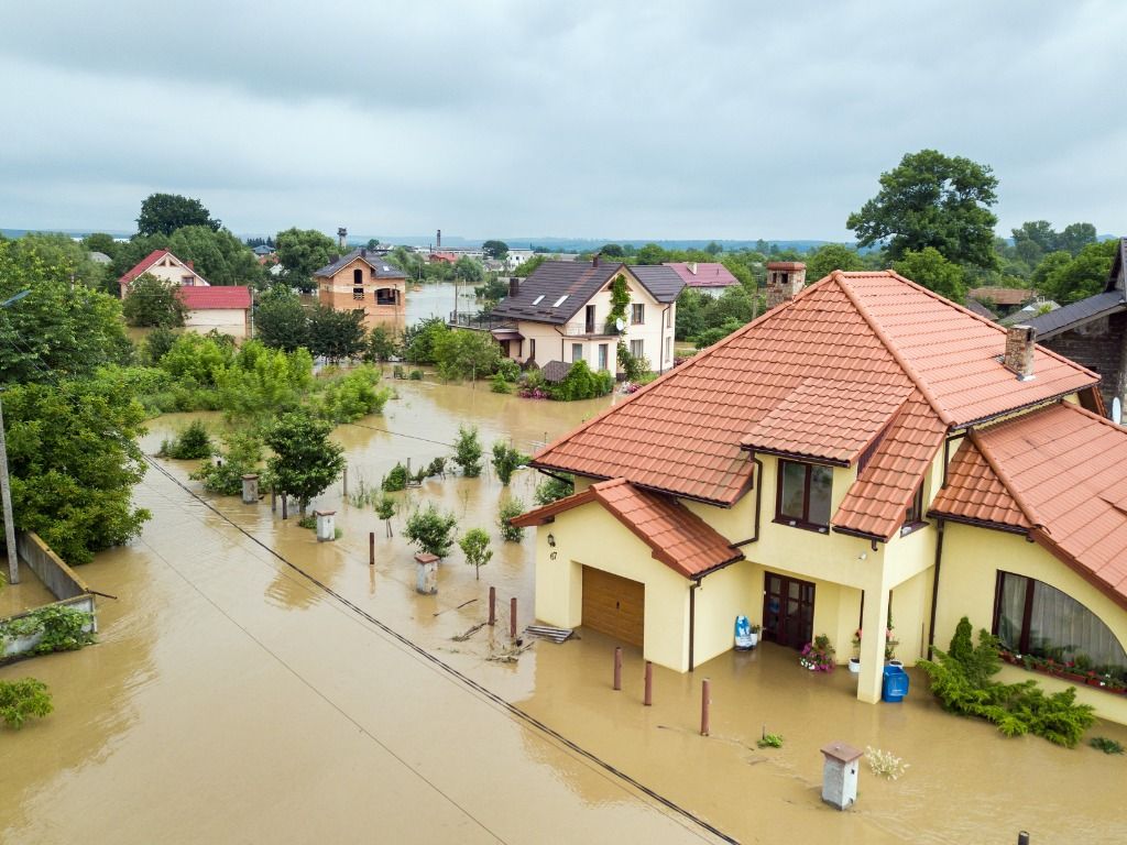 Una vista aérea de una casa inundada en una zona residencial.