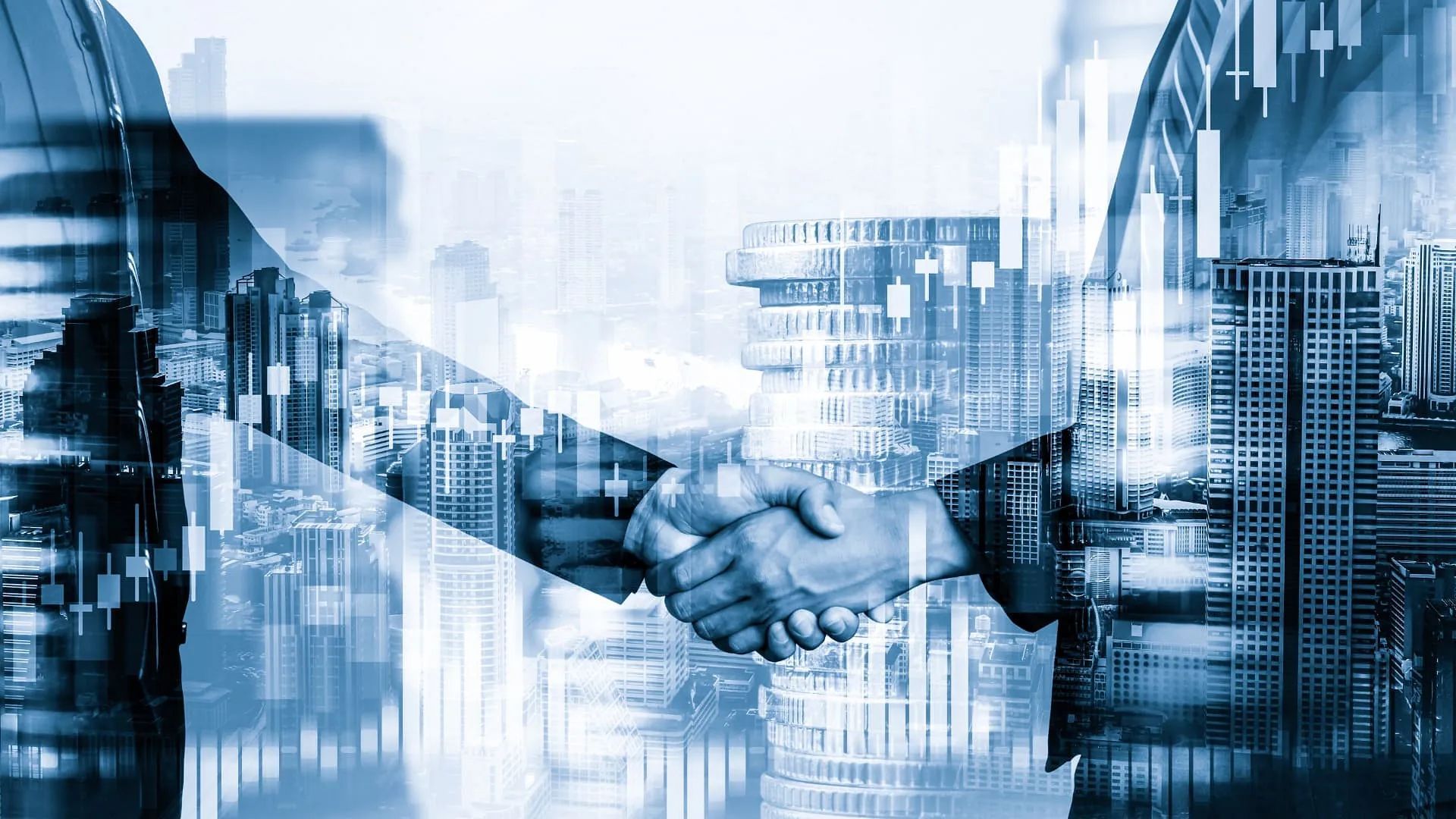 Una doble exposición de dos personas dándose la mano con una ciudad al fondo.