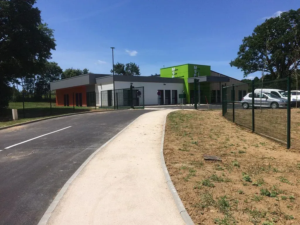 Aménagement de chaussée et allée piétonne