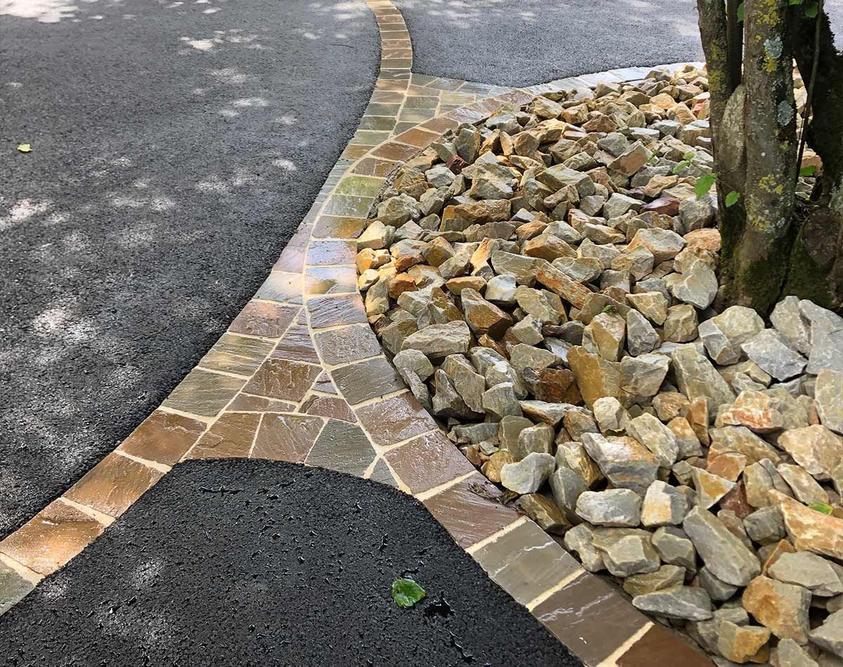 Aménagement paysager d'une allée de jardin