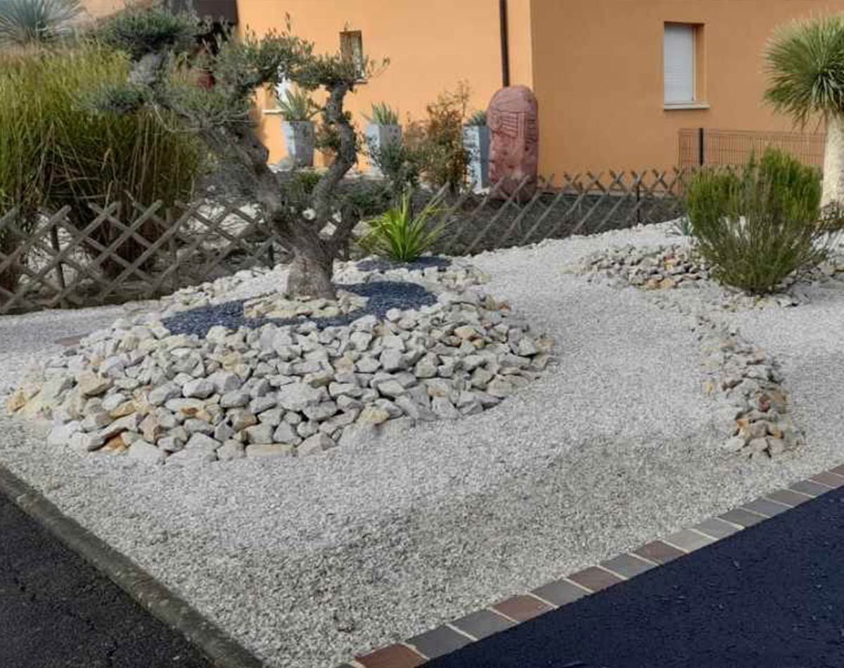 Aménagement extérieur d'un jardin avec des galets et des pierres