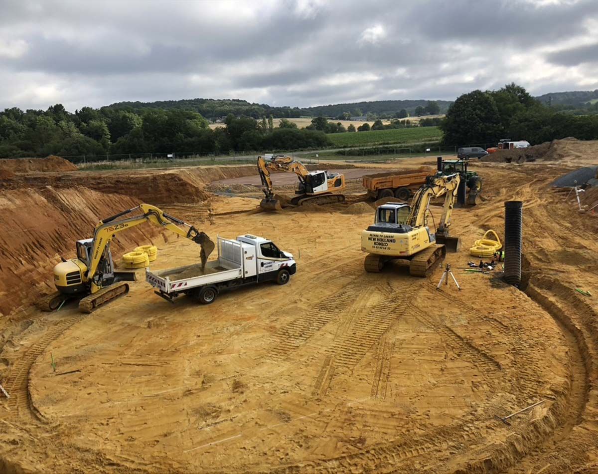 Flotte de véhicules réalisant des travaux de terrassement