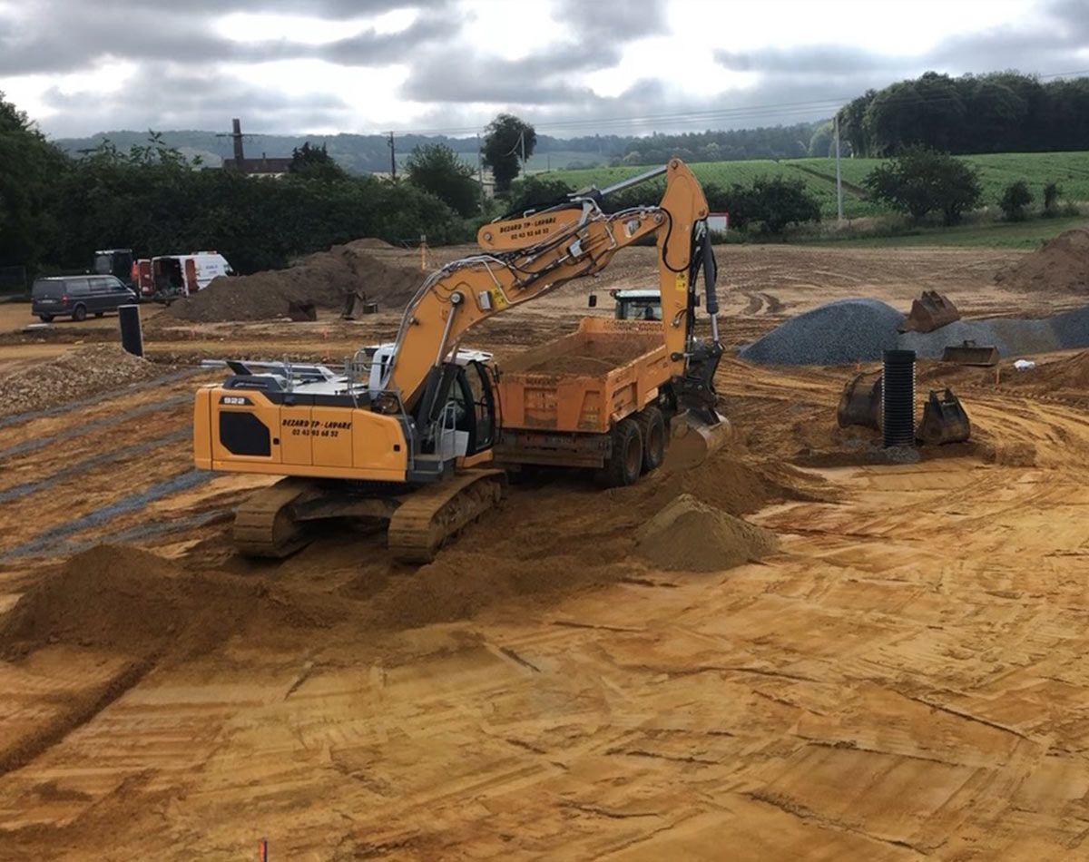 Pelleteuse chargeant la benne d'un camion