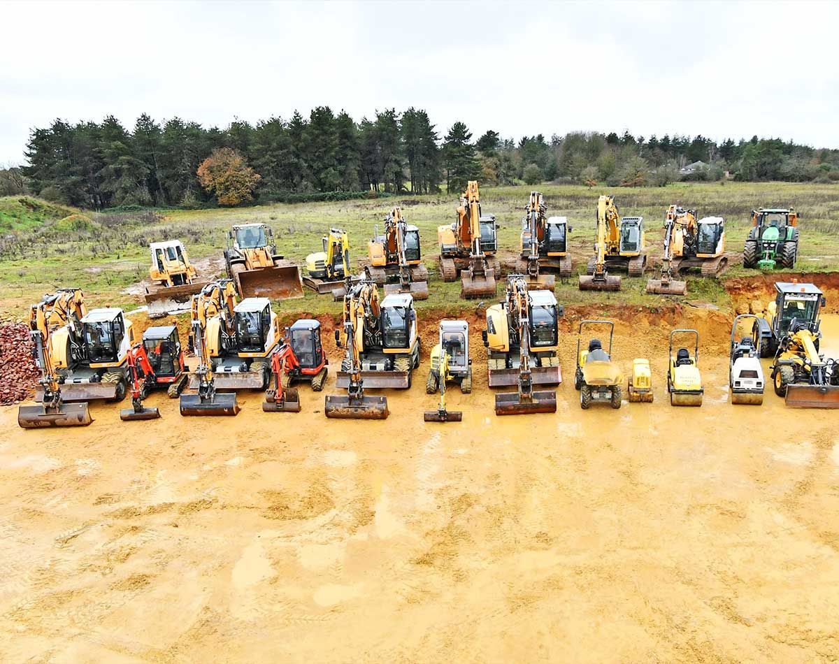 Flotte de véhicules de la société Bezard TP alignés sur un chantier de terrassement