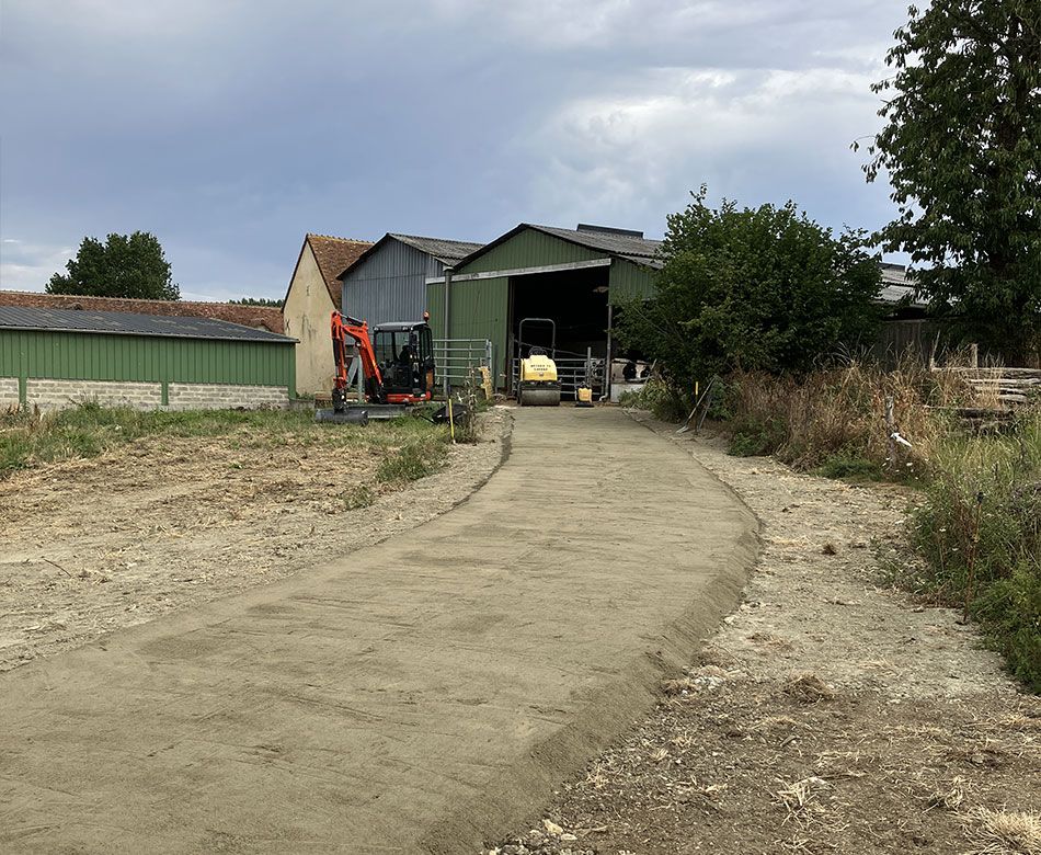 Travaux de réalisation d'un chemin agricole