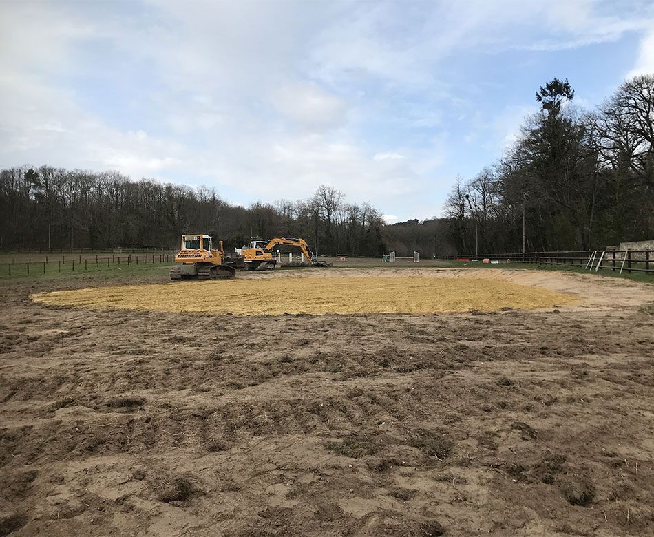 Travaux de réalisation du sous-solage d'une parcelle agricole étendue