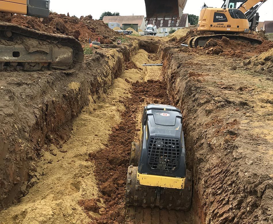 Réalisation d'une tranchée pour la mise en œuvre d'un réseau d'assainissement collectif