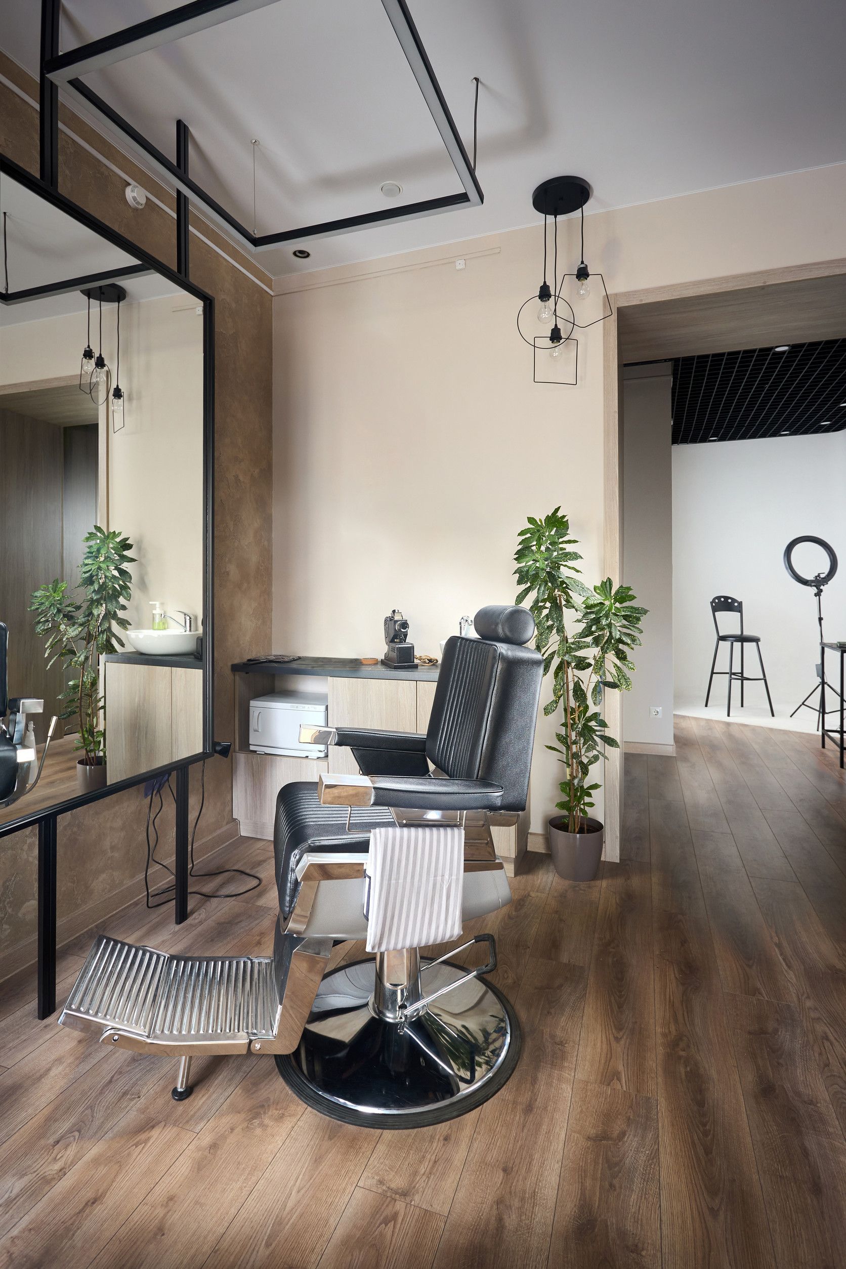 Hay una silla de barbero en el medio de la habitación.