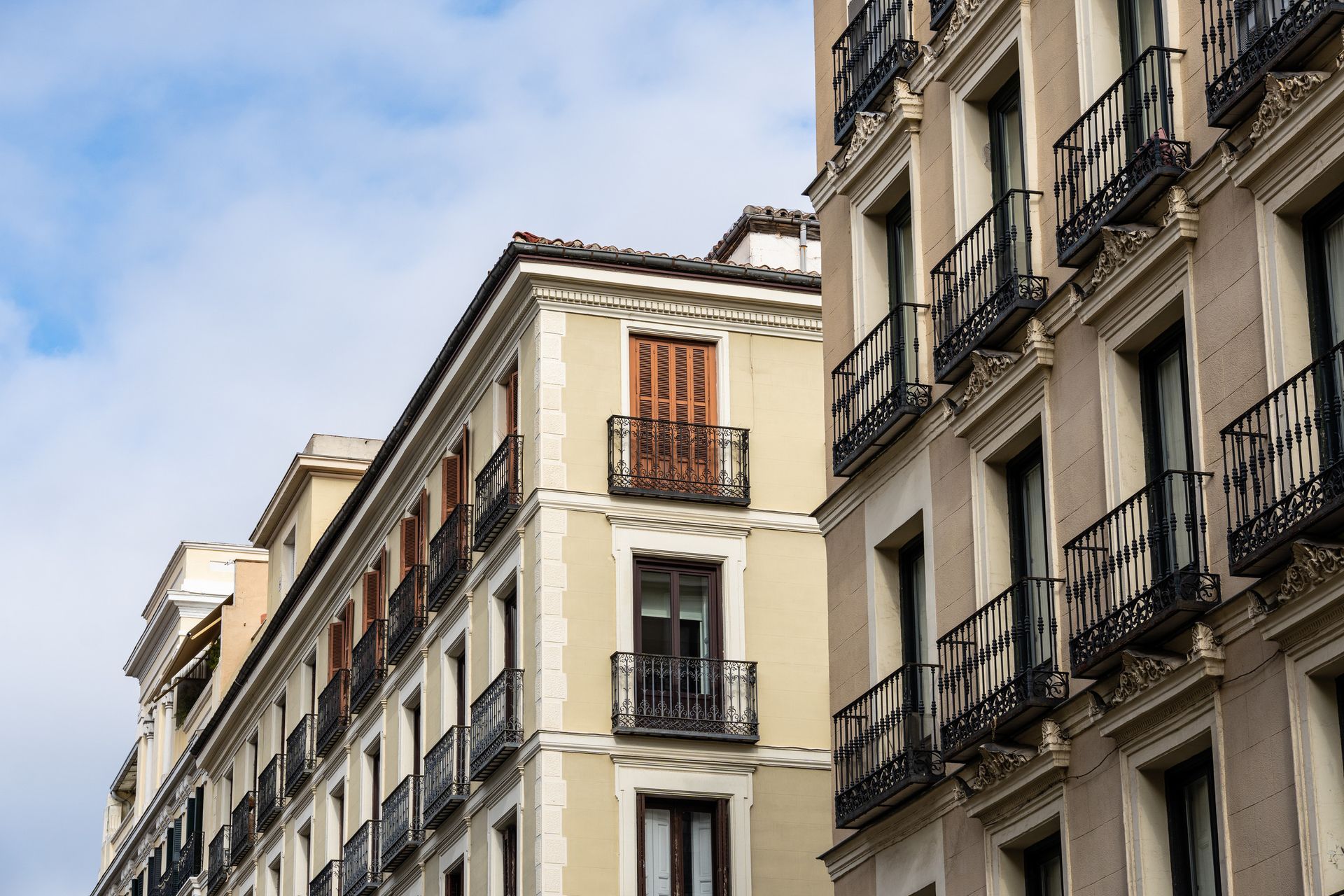 Una hilera de edificios de apartamentos con balcones en un día nublado.