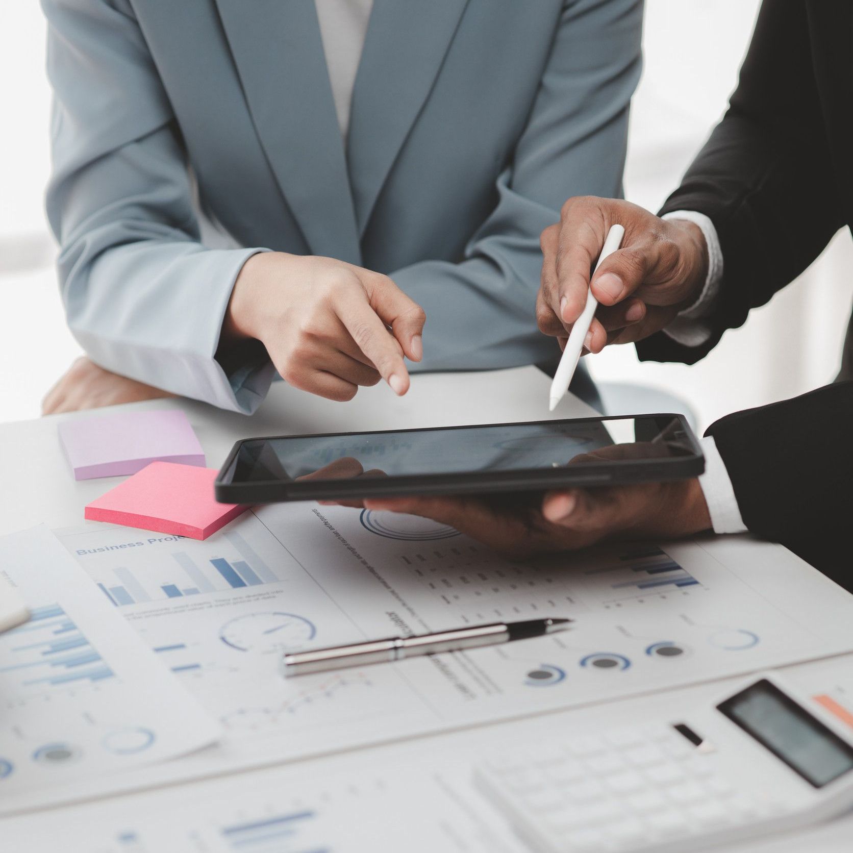 Un hombre y una mujer miran una tableta juntos