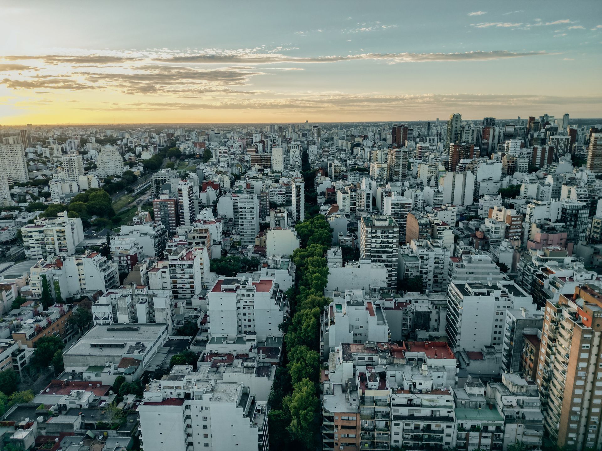 Una vista aérea de una ciudad con muchos edificios y árboles.