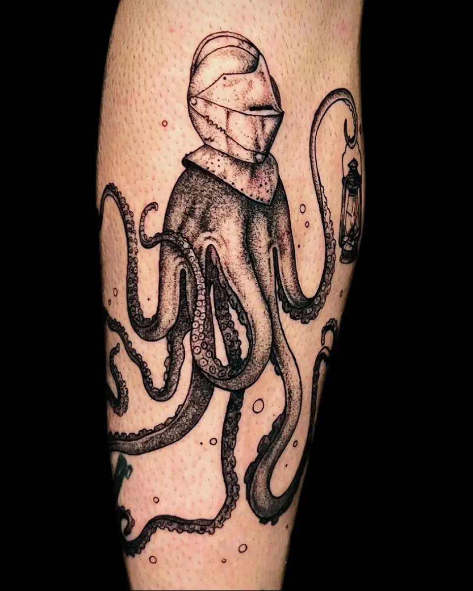 Tatuaje de un pulpo con casco de caballero y sosteniendo una linterna en una pierna.