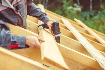 Querbalken für das Dach werden verschraubt