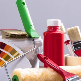 Malerrolle, Pinsel, Farbeimer und Farbpalette