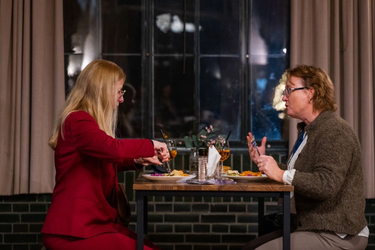 Fysieke gasten genieten van flexibele catering en een netwerkborrel op onze unieke hybride evenementenlocatie