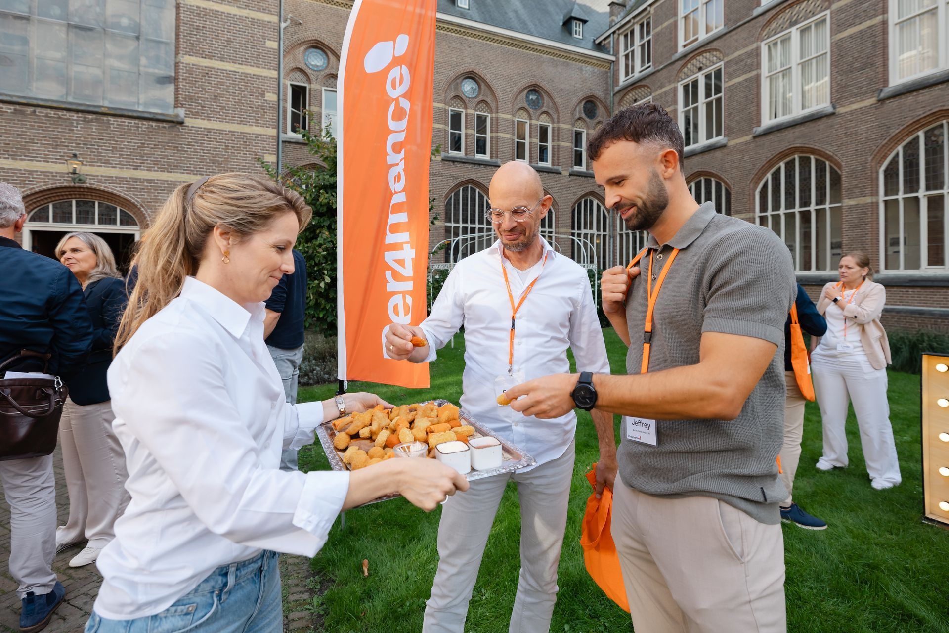 ezellige netwerkborrel en bedrijfsfeest in de groene binnentuin van Bovendonk