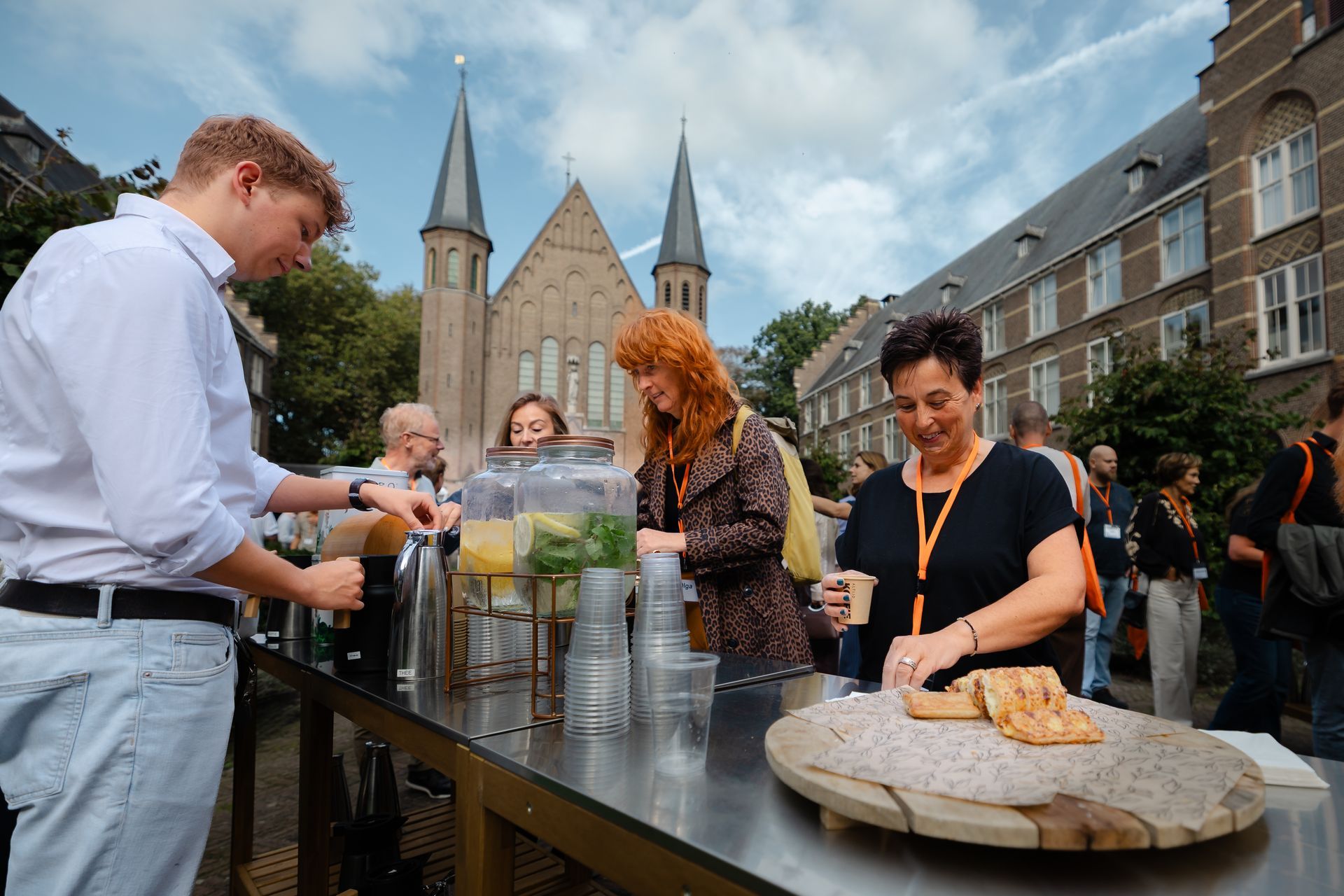 Buiten vergaderen met flexibele catering op de binnenplaats van Bovendonk