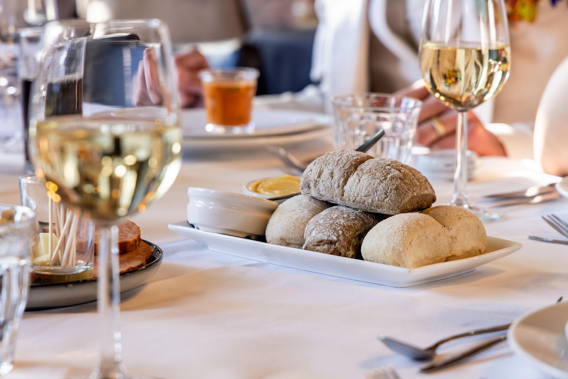 Brood vooraf met glazen wijn op tafel in het restaurant van Bovendonk.