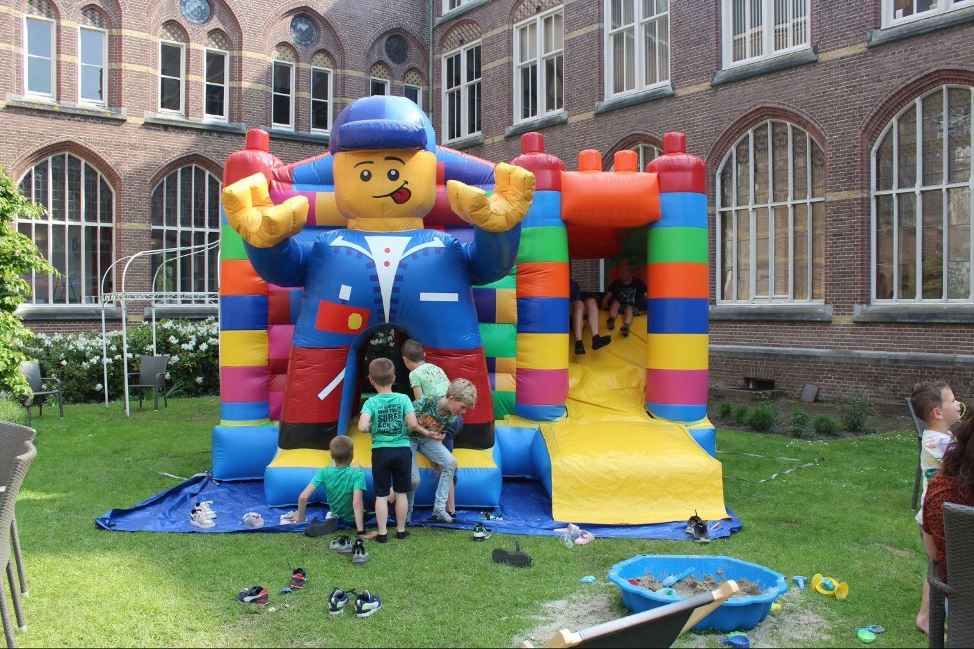 Kinderen spelen op het springkussen tijdens de Fiets4Daagse Hoeven