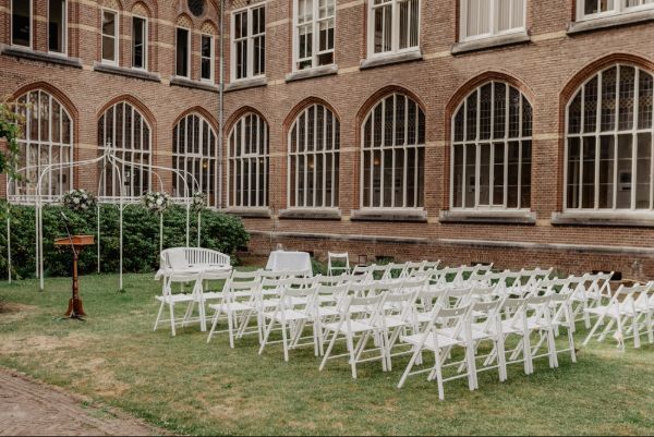 Romantische bruiloft in de tuin op het monumentale landgoed van Bovendonk